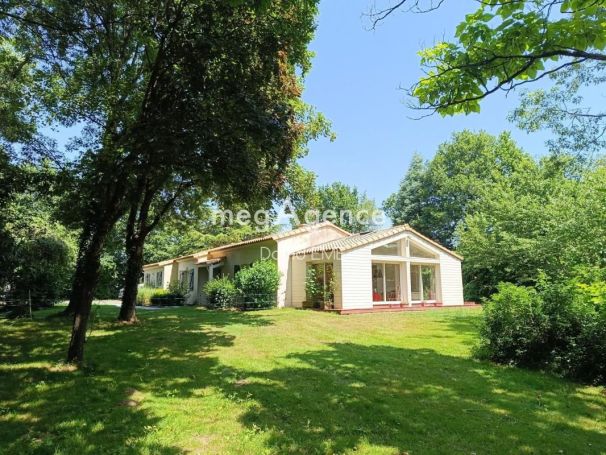 A louer MAISON  8 PIECES 205 M2  AIZENAY