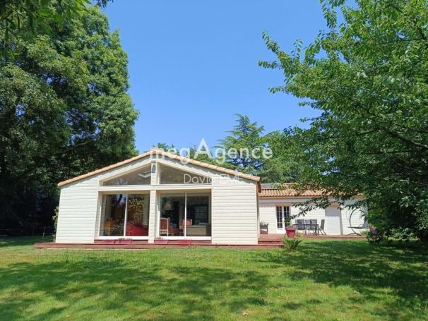 A louer MAISON  8 PIECES 205 M2  AIZENAY