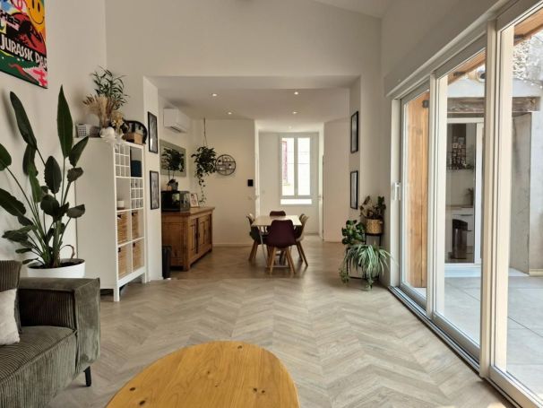 MAISON  CONTEMPORAINE BORD DE MER SAINT HIPPOLYTE