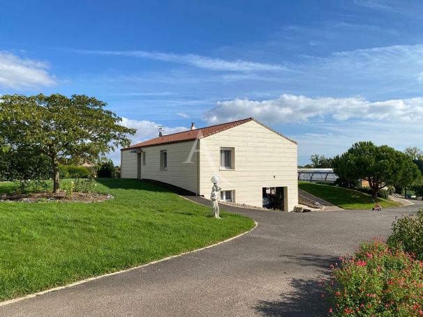 A vendre MAISON  5 PIECES 137 M2 BORD DE MER LONGEVILLE SUR MER