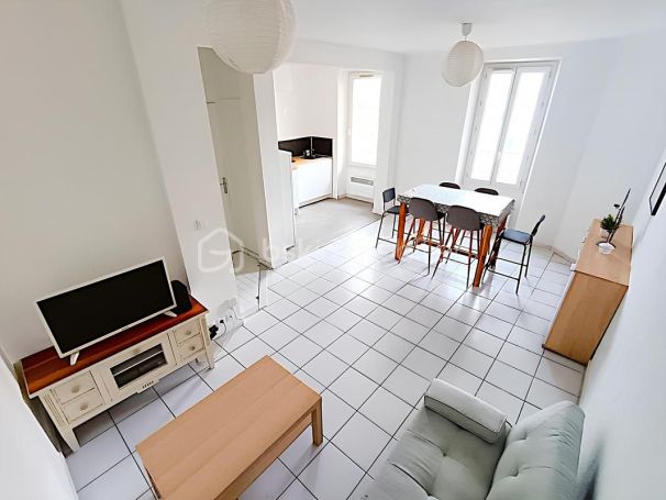 A louer APPARTEMENT T3 55 M2 BORD DE MER TOULON