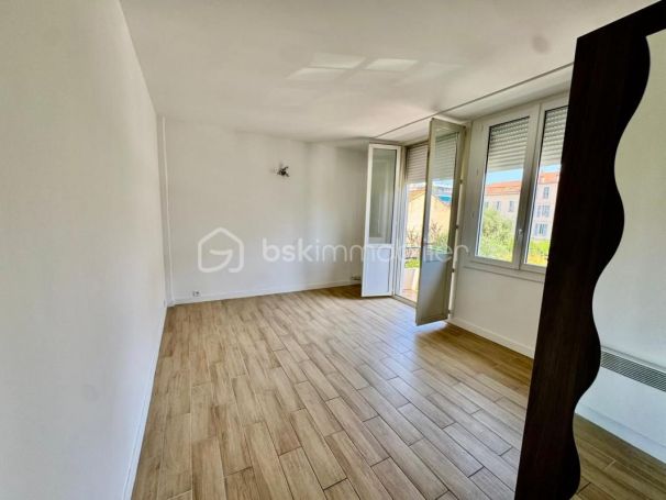 A louer STUDIO NEUF  28 M2 BORD DE MER GOLFE JUAN