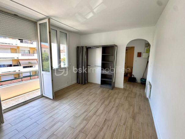 A louer STUDIO NEUF  28 M2 BORD DE MER GOLFE JUAN