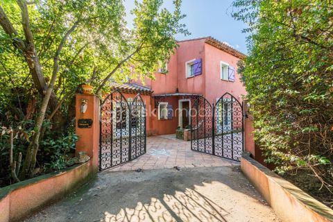 A louer MAISON  DE MAîTRE BORD DE MER LE PRADET