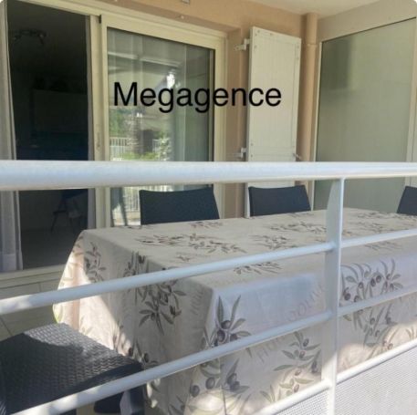 A louer APPARTEMENT T2 27 M2 TERRASSE PLAGE à PIED LE LAVANDOU