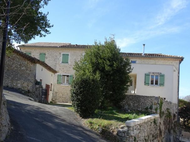 A louer APPARTEMENT  150 M2 TERRASSE  LUSSAN