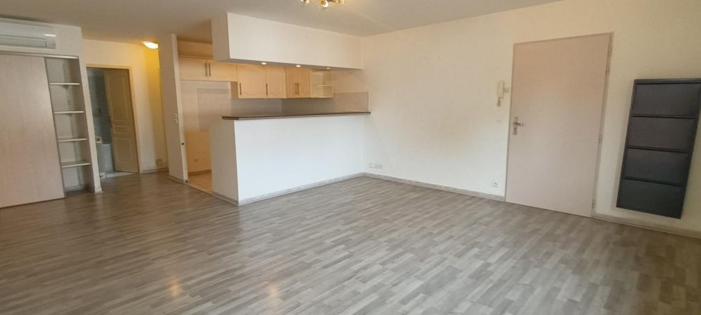 A louer APPARTEMENT T3 75 M2 TERRASSE  BAGNOLS SUR CEZE