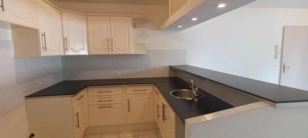 A louer APPARTEMENT T3 75 M2 TERRASSE  BAGNOLS SUR CEZE