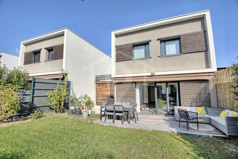 A louer MAISON  4 PIECES 94 M2 BORD DE MER ANTIBES