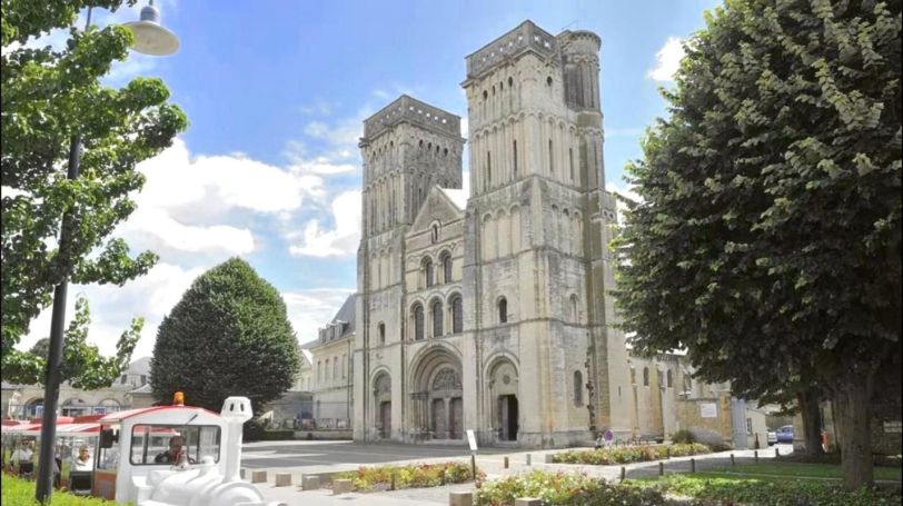 A louer APPARTEMENT DUPLEX T5 105 M2  CAEN