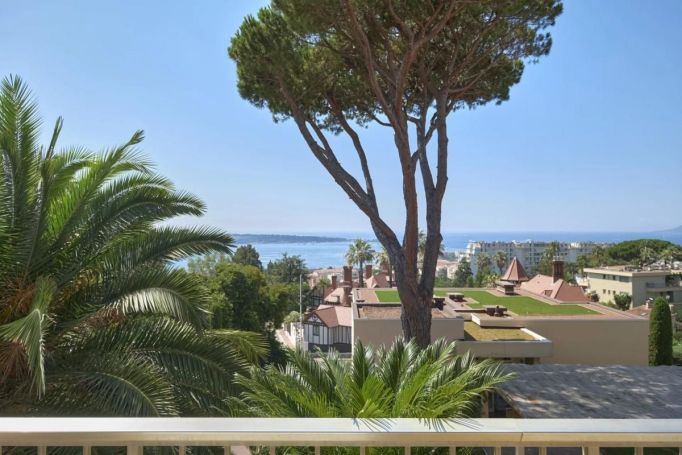 A louer APPARTEMENT T5 121 M2 TERRASSE VUE MER CANNES