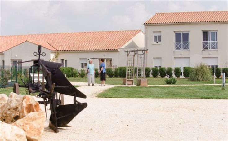 A louer STUDIO  22 M2 TERRASSE  TONNAY CHARENTE