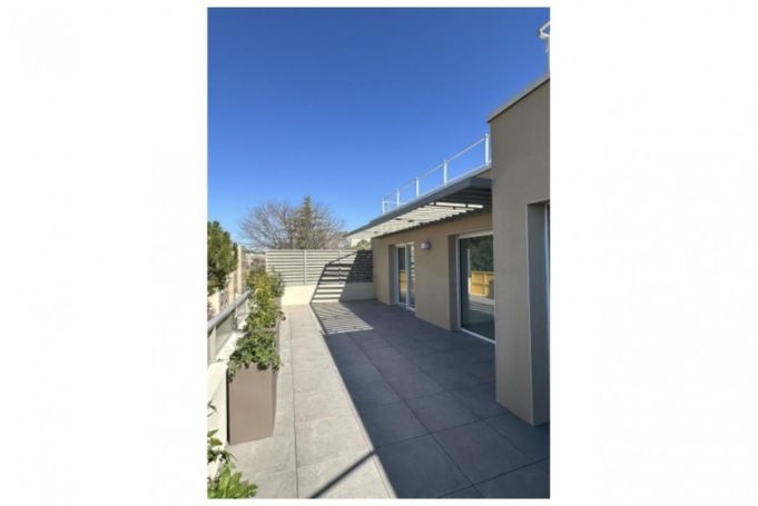 A louer APPARTEMENT T4 93 M2  NIMES