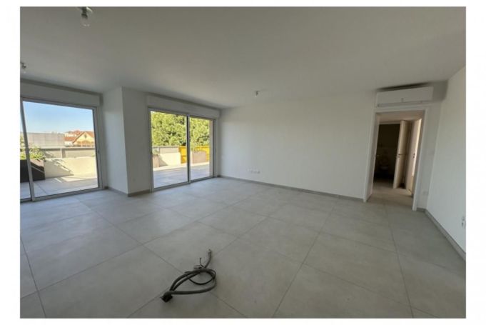 A louer APPARTEMENT T4 93 M2  NIMES