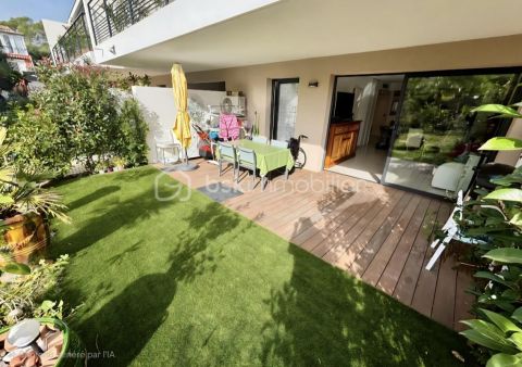 A louer APPARTEMENT DE PRESTIGE T2 48 M2 TERRASSE BORD DE MER SAINT RAPHAEL