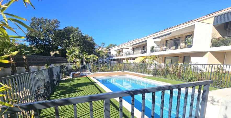 A louer APPARTEMENT DE PRESTIGE T2 48 M2 TERRASSE BORD DE MER SAINT RAPHAEL