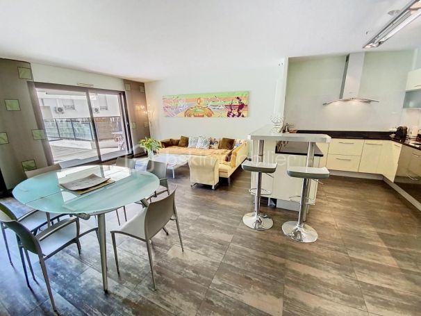 A louer APPARTEMENT DE PRESTIGE T4 108 M2 TERRASSE BORD DE MER CANNES