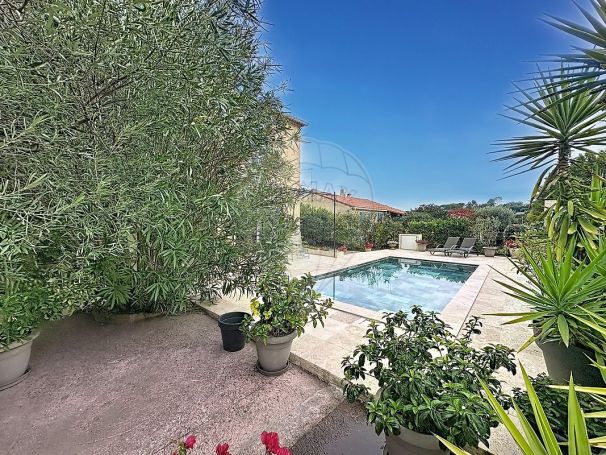 A louer MAISON  8 PIECES 204 M2  BAGNOLS SUR CEZE