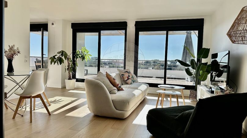 A louer PENTHOUSE T4 90 M2 TERRASSE VUE MER ANTIBES