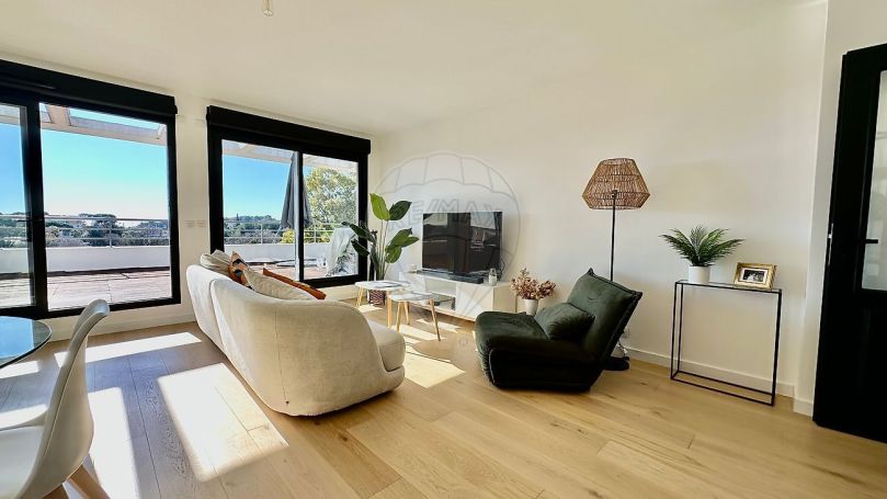 A louer PENTHOUSE T4 90 M2 TERRASSE VUE MER ANTIBES