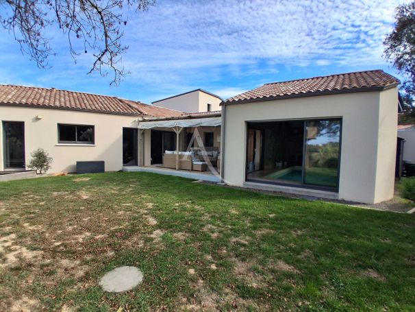 A vendre MAISON  6 PIECES 135 M2 BORD DE MER SAINT VINCENT SUR JARD