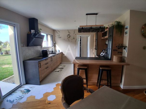 A vendre MAISON  6 PIECES 135 M2 BORD DE MER SAINT VINCENT SUR JARD