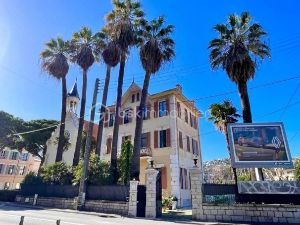 A louer APPARTEMENT  240 M2 TERRASSE BORD DE MER GOLFE JUAN