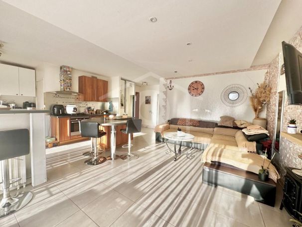 A louer APPARTEMENT DE PRESTIGE T3 70 M2 TERRASSE BORD DE MER ANTIBES