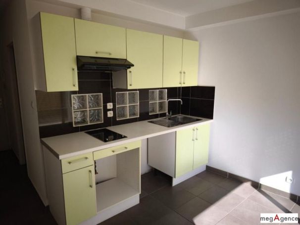 A louer STUDIO  22 M2 TERRASSE PLAGE à PIED SIX FOURS LES PLAGES