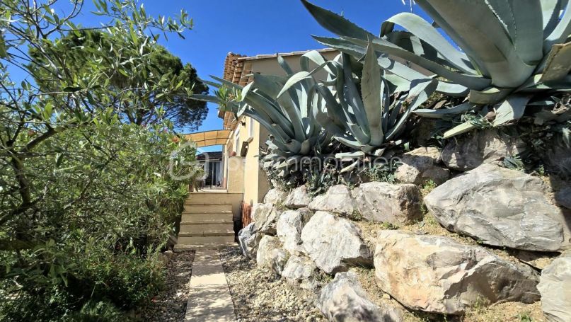 A louer MAISON  6 PIECES 156 M2  BAGNOLS SUR CEZE