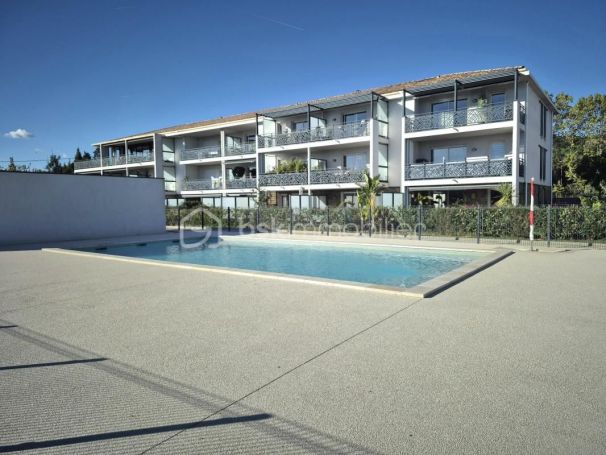 A louer STUDIO  27 M2 TERRASSE BORD DE MER HYERES