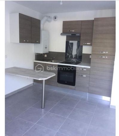 A louer STUDIO  27 M2 TERRASSE BORD DE MER HYERES