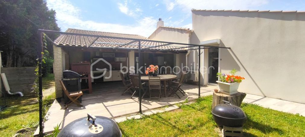 A louer MAISON  7 PIECES 192 M2 BORD DE MER SENAS