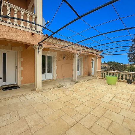 A louer MAISON  6 PIECES 175 M2  POULX