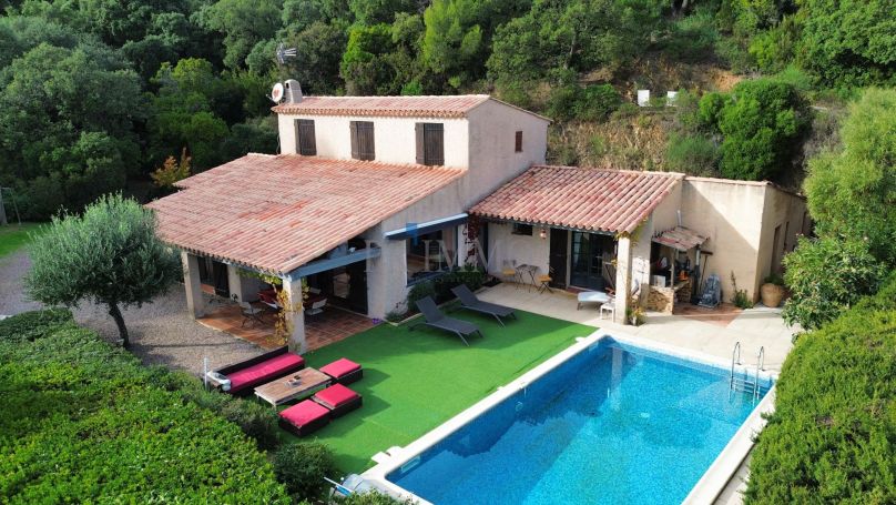 A vendre MAISON  6 PIECES 163 M2 BORD DE MER SAINT AYGULF