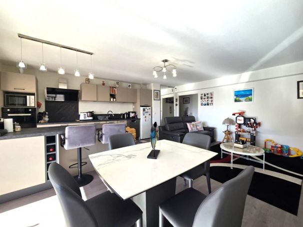 A louer APPARTEMENT DE PRESTIGE T4 83 M2 TERRASSE BORD DE MER CROS DE CAGNES