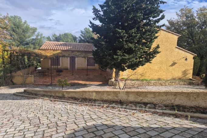 A louer MAISON  8 PIECES 250 M2  CADOLIVE