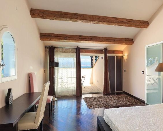 A vendre MAISON  8 PIECES 282 M2 BORD DE MER ANTIBES