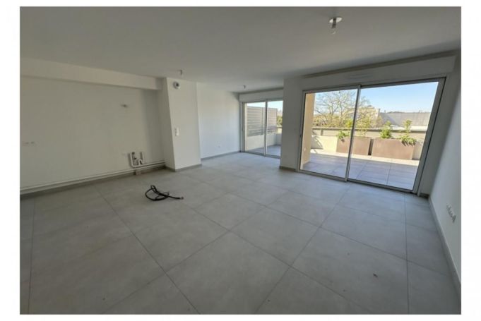 A louer APPARTEMENT T4 93 M2  NIMES
