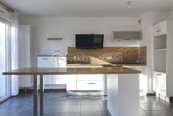 A vendre APPARTEMENT T3 65 M2 TERRASSE  CASTRIES