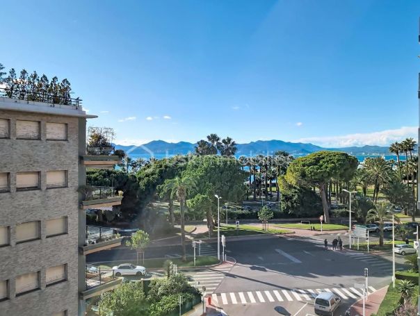 A louer APPARTEMENT DE PRESTIGE T3 63 M2 TERRASSE VUE MER CANNES
