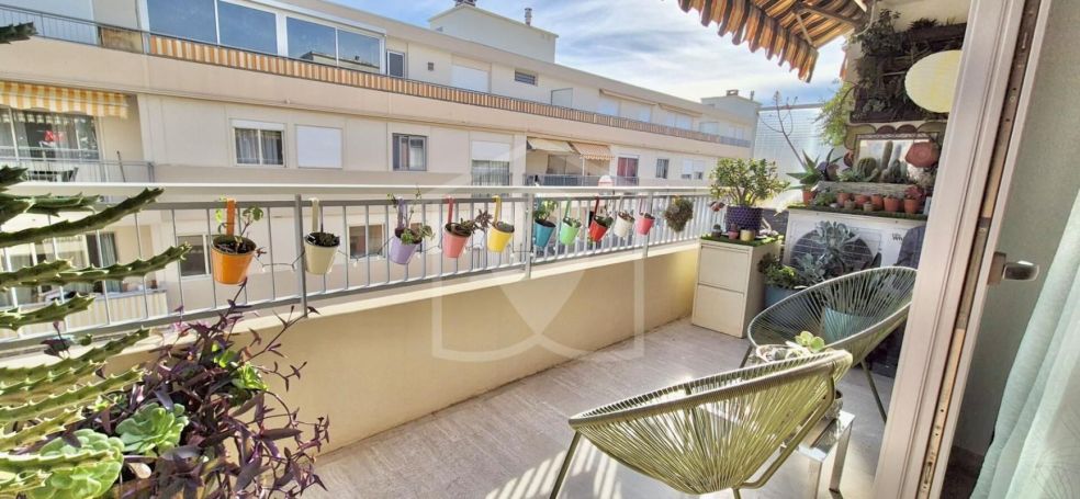 A louer APPARTEMENT T3 64 M2 TERRASSE BORD DE MER VALLAURIS