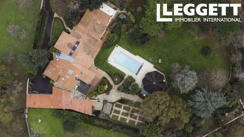 A louer MAISON  DE MAîTRE  SAINT GERMAIN DE LUSIGNAN