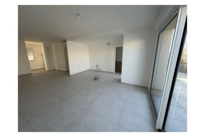 A louer APPARTEMENT T4 95 M2 TERRASSE  NIMES