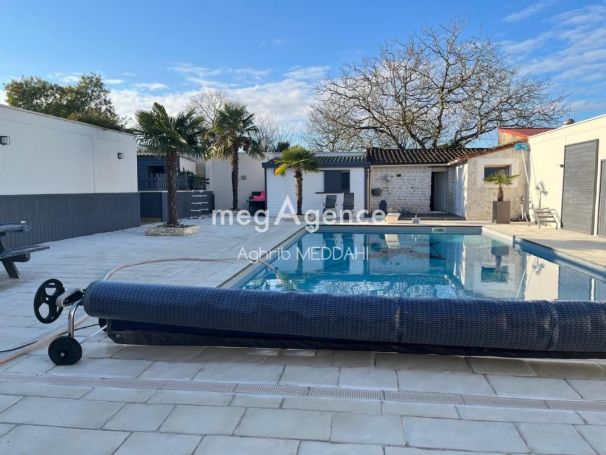 A louer MAISON  DE MAîTRE BORD DE MER SAUJON