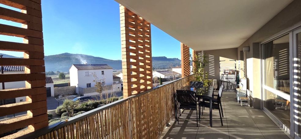 A louer APPARTEMENT DE PRESTIGE T4 79 M2 TERRASSE  CUGES LES PINS