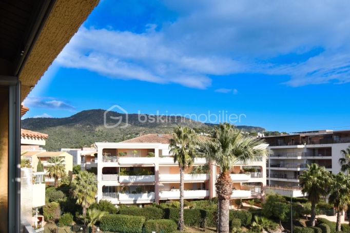 A louer APPARTEMENT T3 52 M2 TERRASSE BORD DE MER LE LAVANDOU