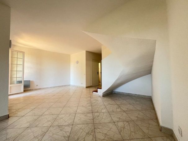 A louer MAISON  CONTEMPORAINE BORD DE MER NICE