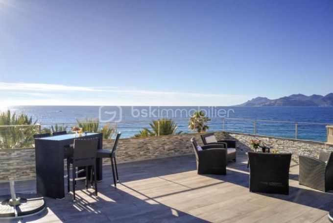 A vendre PENTHOUSE  128 M2 TERRASSE PIEDS DANS L'EAU CANNES