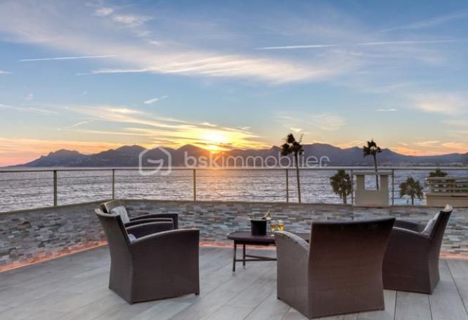 A vendre PENTHOUSE  128 M2 TERRASSE PIEDS DANS L'EAU CANNES